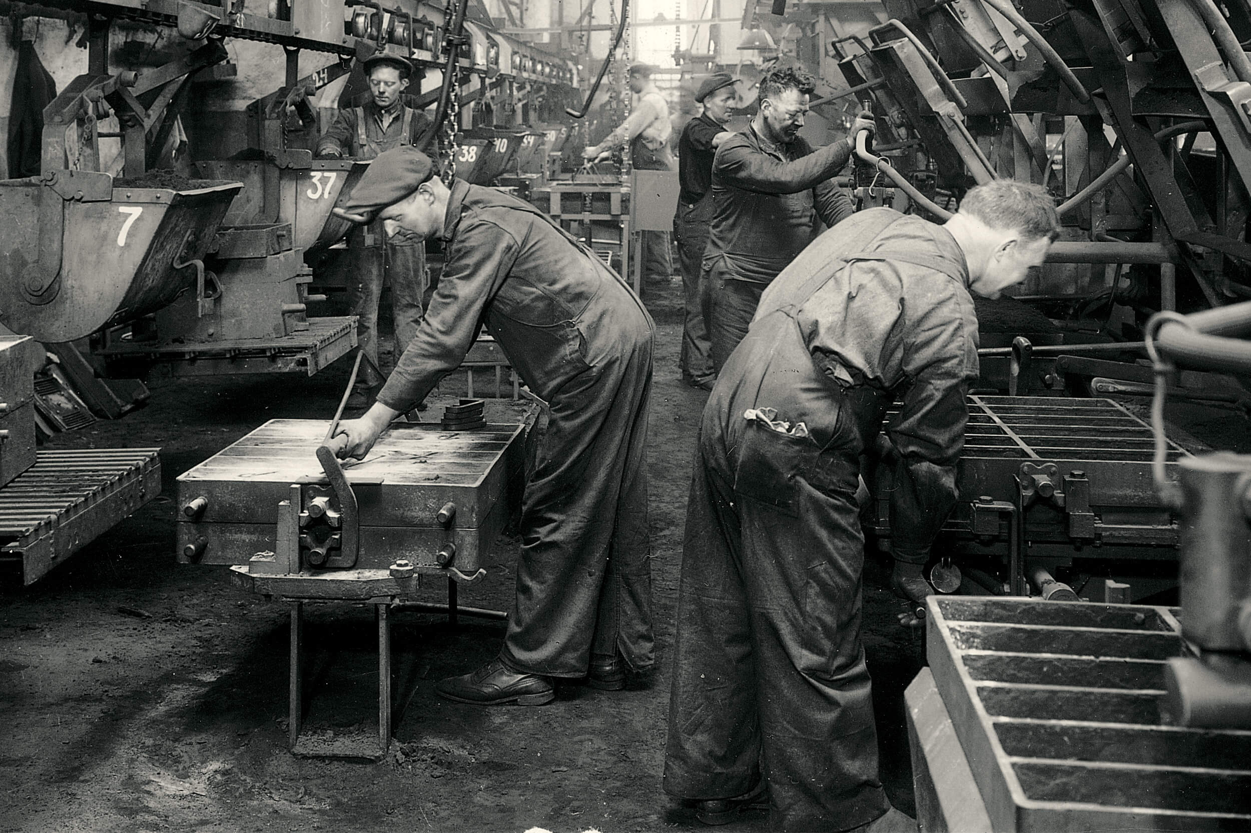 Old picture of men working at Jøutl