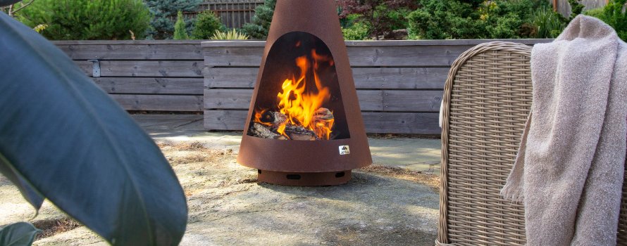 Jøtul Frøya outdoor fireplace in corten steel in the garden