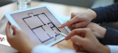 Hands pointing at iPad with Jøtul catalog 