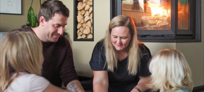 Norwegian family in front of the fireplace insert Jøtul I 620 FR