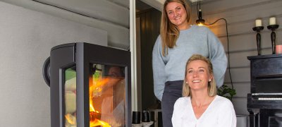 Two women standing in front of their wood stove Jøtul F 167