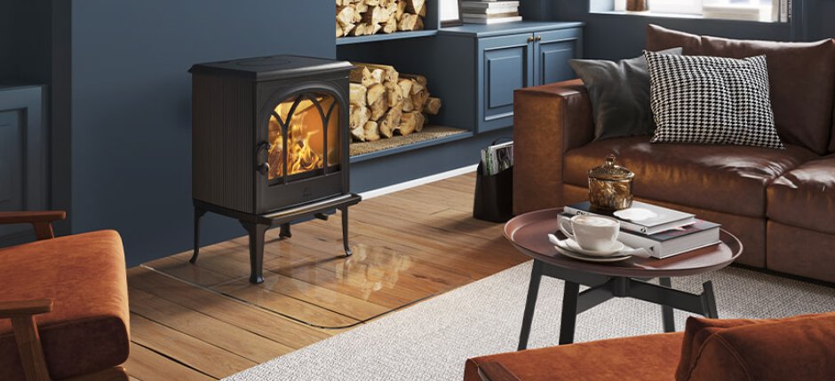 Jøtul F 200 wood stove in black cast iron in a dark blue living room