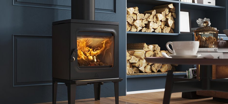 Jøtul F 205 wood stove in black cast iron in a dark blue living room