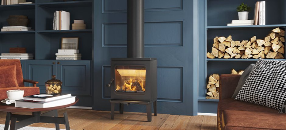 Jøtul F 205 modern wood stove in black cast iron in a dark blue living room