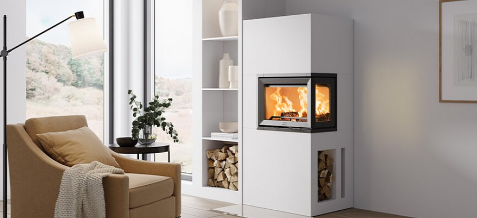 Jøtul FS 520 FR if fireplace with wood niche in a bright living room with a yellow chair
