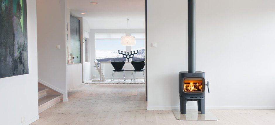 Jøtul F 105 LL black wood stove in a modern living room 