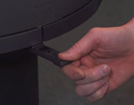 Hand that regulates the air supply in the fireplace 