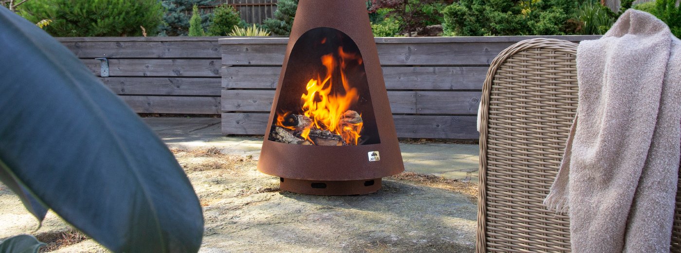 Jøtul Frøya outdoor fireplace in corten steel in the garden