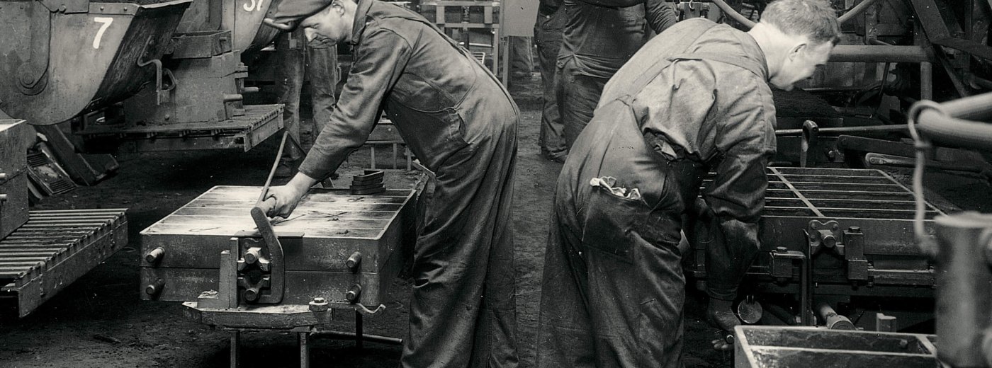 Old picture of men working in the Jøtul factory