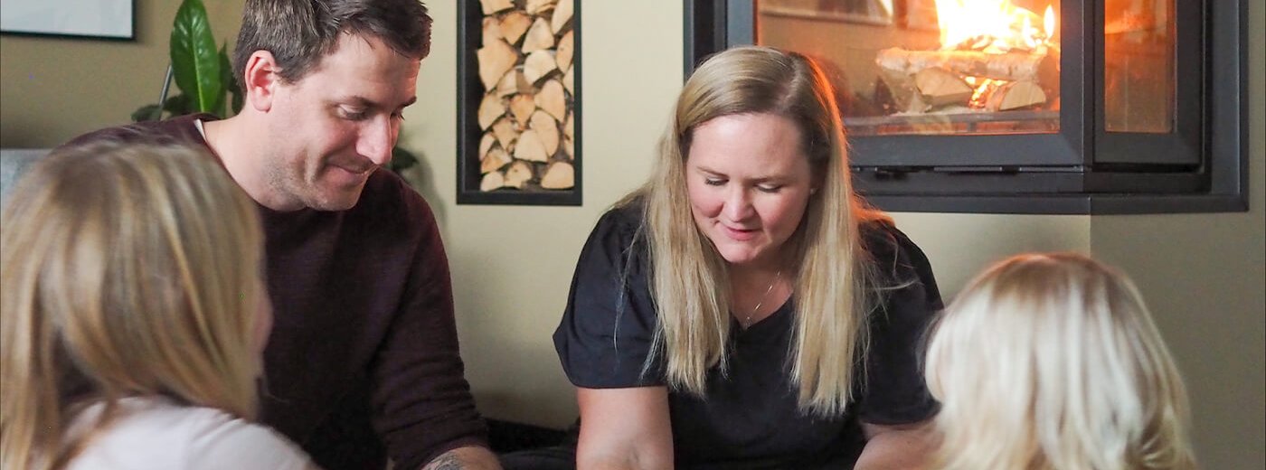Norwegian family in front of the fireplace insert Jøtul I 620 FR