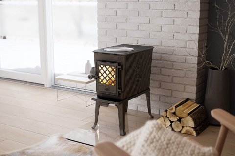 Jøtul F 602 ECo a black wood burning stove with a cooking plate